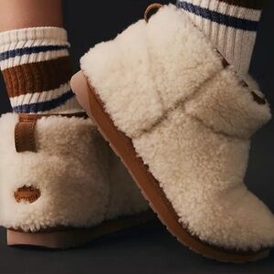 Mud Australia Women's Cream Sheepskin Boots